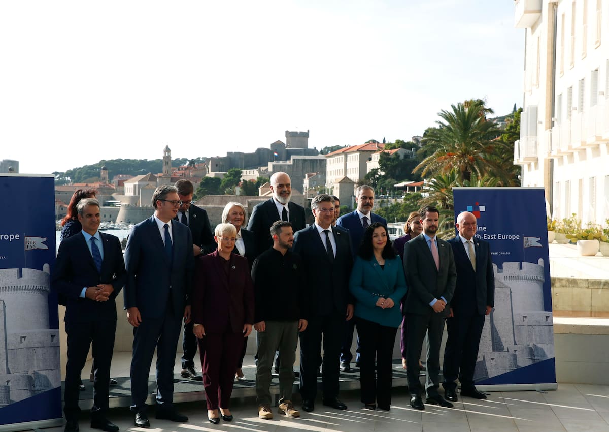 El primer ministro croata, Andrej Plenkovic (D), y el presidente ucraniano, Volodímir Zelenski (I), durante la cumbre de apoyo a Ucrania de Croacia junto a otros asistentes. EFE/EPA/ANTONIO BAT