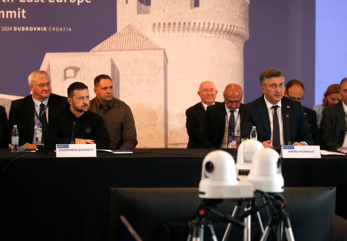 El primer ministro croata, Andrej Plenkovic (D), y el presidente ucraniano, Volodímir Zelenski (I), durante la cumbre de apoyo a Ucrania de Croacia. EFE/EPA/ANTONIO BAT