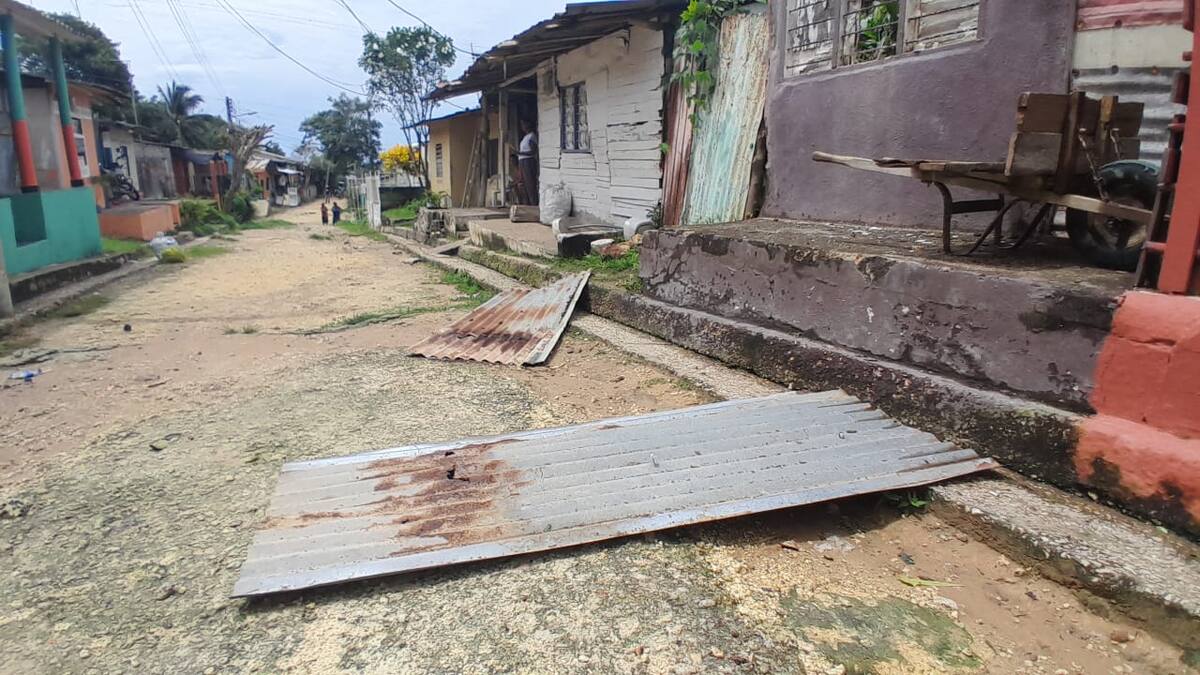 Zinc de casas en el suelo por los vientos fuertes.//Julio Castaño - El Universal