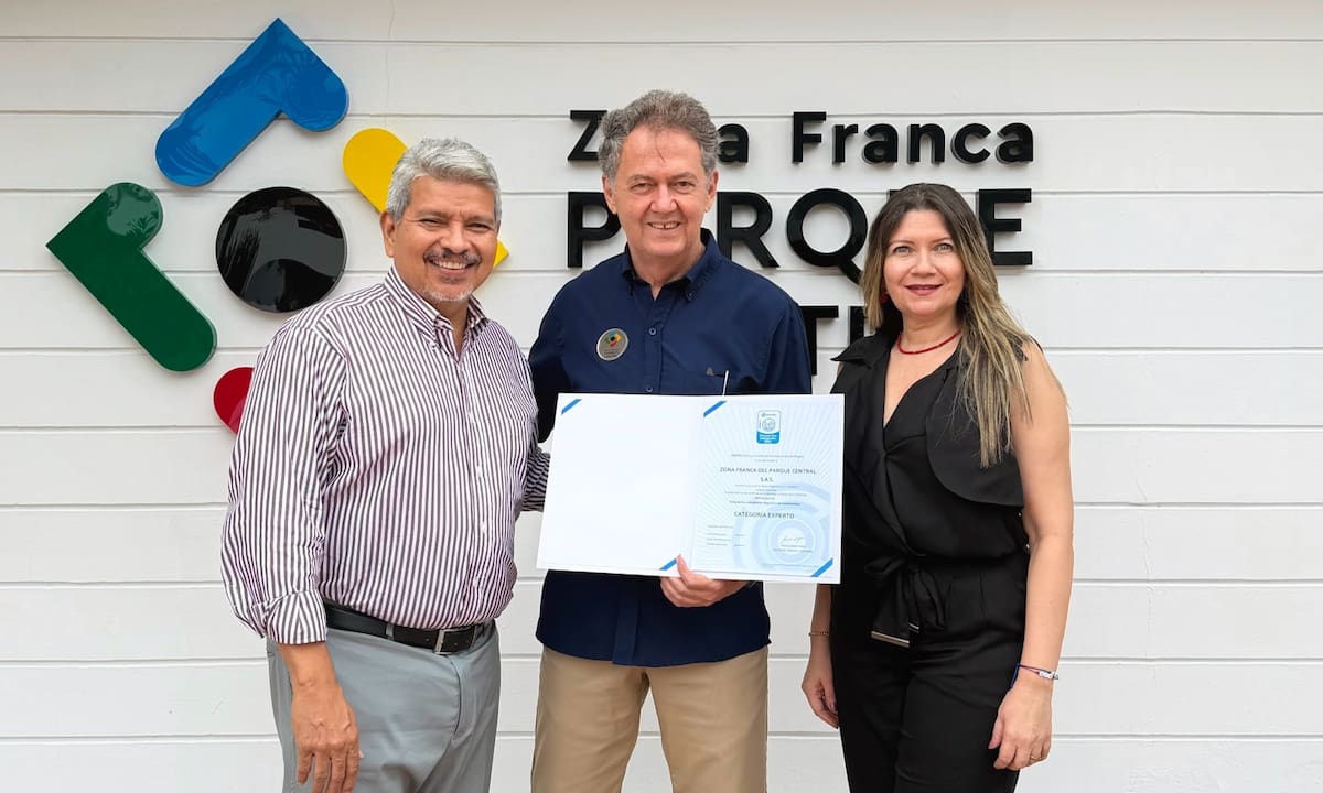 Bernard Gilchrist, Gerente General de ZFPC, Simón Bolívar Meneses, Director Regional Caribe en ICONTEC y Alfayda Pérez Gómez, Ejecutiva de Cuenta // CORTESÍA ZONA FRANCA.
