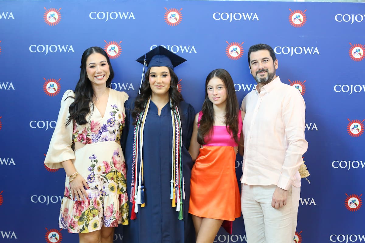 Zune Fram, Cristina Martínez, Catalina Martínez y Roberto Martínez.