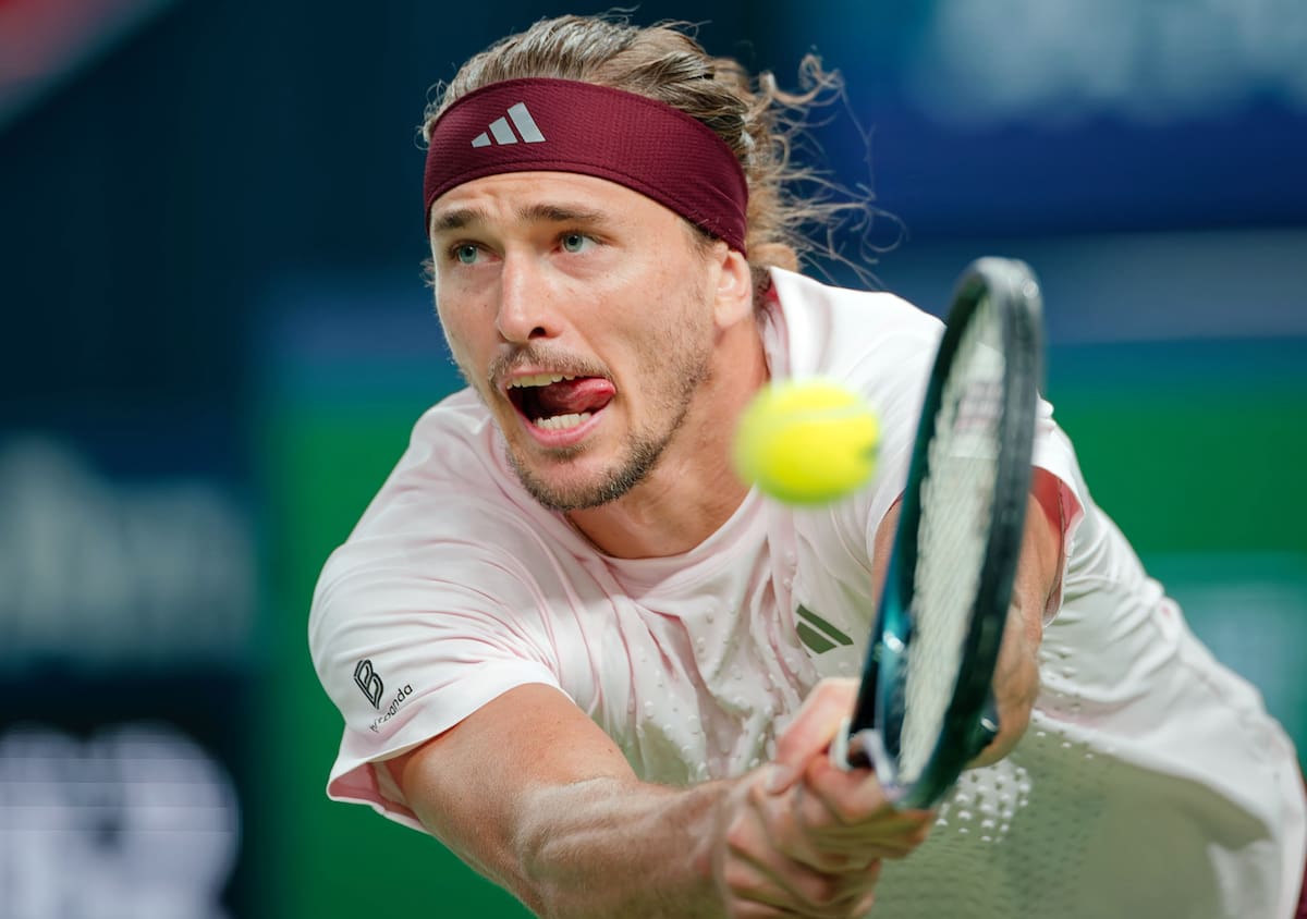 El alemán Alexander Zverev, en acción durante su partido contra Alexander Bublik de Kazajistán en el Masters de Shanghái. //Foto, EFE: ALEX PLAVEVSKI
