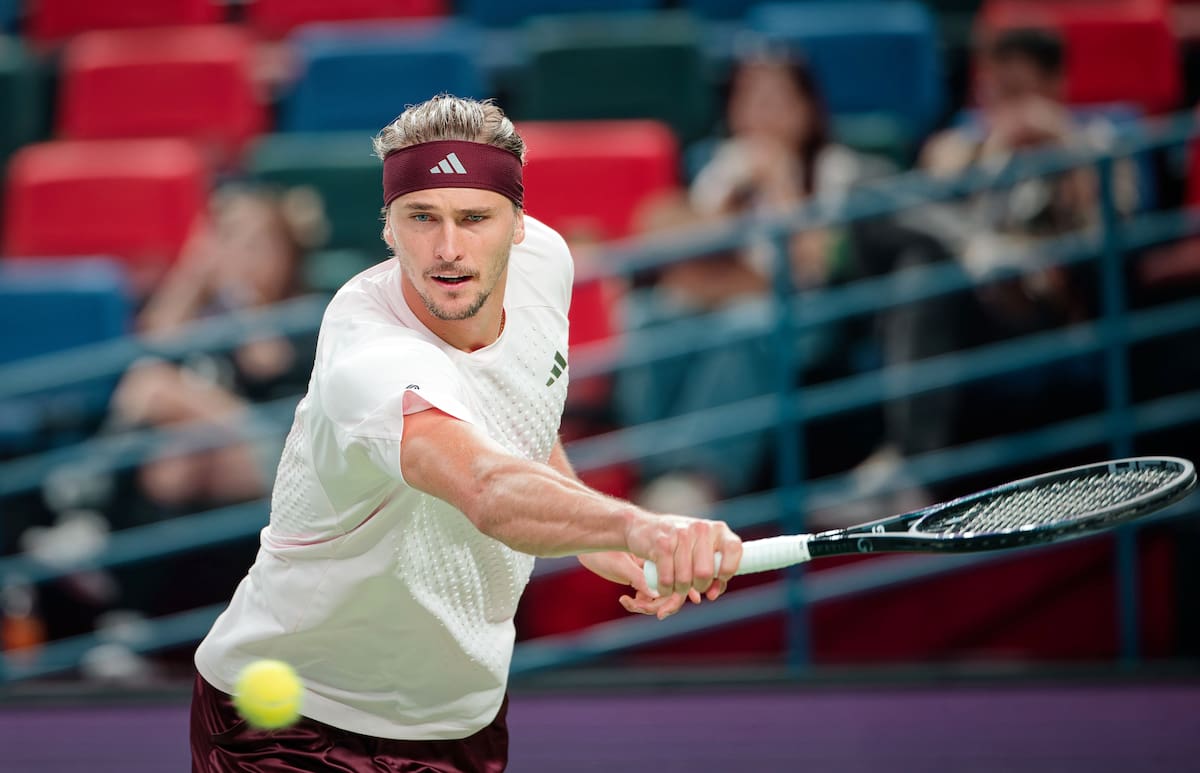 El alemán Alexander Zverev, en acción durante su partido contra Alexander Bublik de Kazajistán en el Masters de Shanghái. //Foto, EFE: ALEX PLAVEVSKI